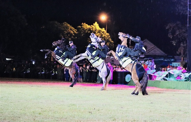 Nin tho xem chien si ky binh cuoi “chien ma” lao qua vong lua-Hinh-2