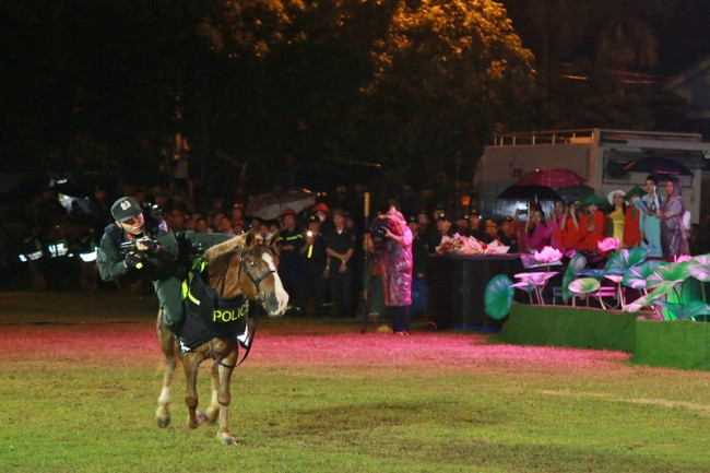 Nin tho xem chien si ky binh cuoi “chien ma” lao qua vong lua-Hinh-4