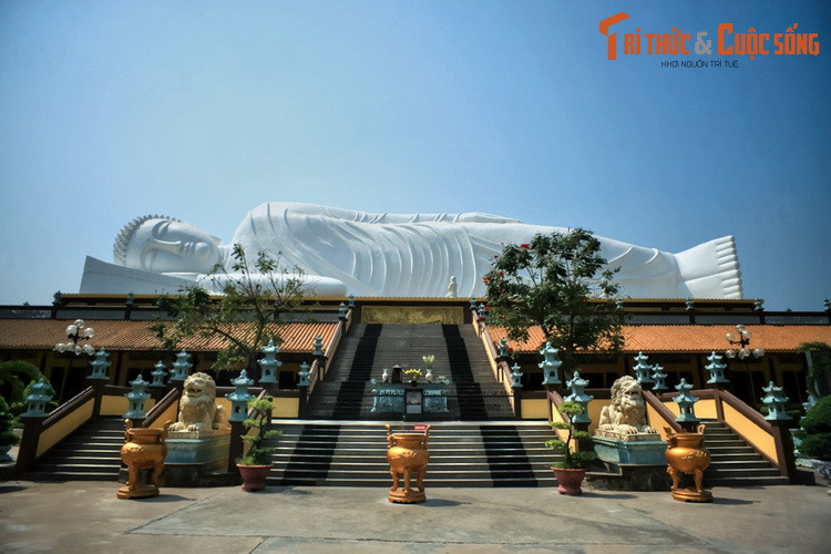 Ngày nay chùa Hội Khánh được du khách gần xa biết đến với nhiều công trình kiến trúc ấn tượng. Điểm nhấn trong cảnh quan của chùa là bức tượng Đức bổn sư Thích ca nhập Niết bàn, khánh thành vào tháng 3/2010. Đây là một trong những bức tượng Phật nằm dài nhất Việt Nam.