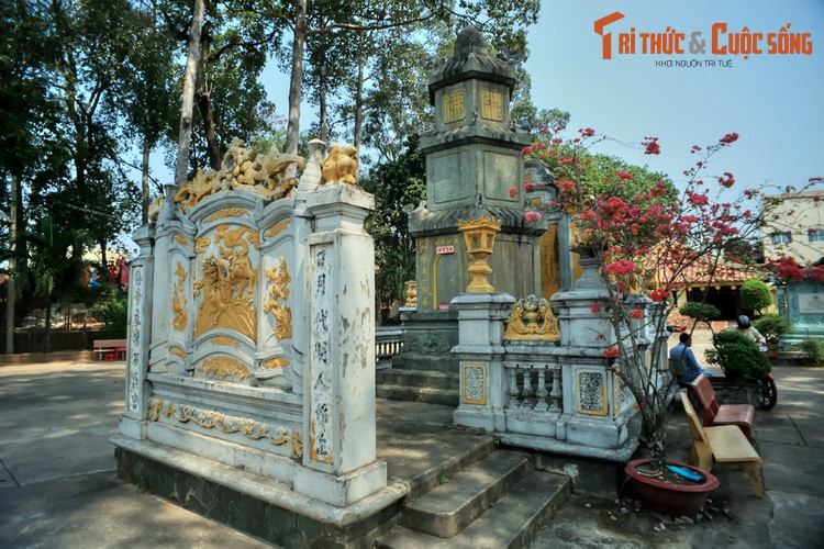 Vào năm 1923 – 1926, cụ Nguyễn Sinh Sắc cùng với cụ Tú Cúc (Phan Đình Viện) và Hòa thượng Từ Văn đã sáng lập ra Hội Danh Dự tại ngôi chùa này. Mục đích Hội là truyền bá tư tưởng yêu nước thông qua các buổi thuyết giáo lý, dạy chữ Nho, dạy bốc thuốc…