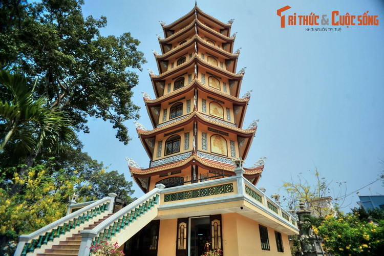 Không chỉ là một địa điểm thờ tự và thực hành Phật Pháo, chùa Hội Khánh còn là một di tích lịch sử cách mạng gắn với hoạt động của cụ Phó bảng Nguyễn Sinh Sắc – phụ thân của Chủ tịch Hồ Chí Minh.