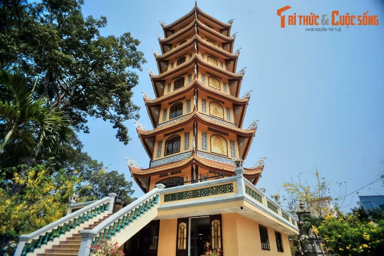 Không chỉ là một địa điểm thờ tự và thực hành Phật Pháo, chùa Hội Khánh còn là một di tích lịch sử cách mạng gắn với hoạt động của cụ Phó bảng Nguyễn Sinh Sắc – phụ thân của Chủ tịch Hồ Chí Minh.