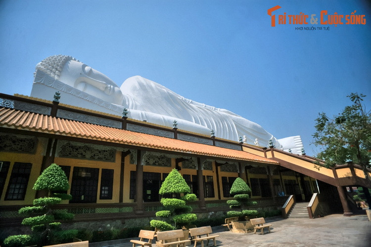 Tượng có chiều dài 52 mét, cao 12 mét, được đặt trên mái chùa, xung quanh là 840 cánh hoa sen đắp bằng xi măng và có các chư tiên, đệ tử tề tựu xung quanh.