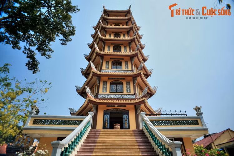 Một công trình hoành tráng khác của chùa Hội Khánh là ngôi tháp 7 tầng, khánh thành năm 2007. Tháp được xây theo hình lục giác với chiều cao hơn 25 mét, mỗi tầng đều có những bức phù điêu đắp nổi xung rất sinh động.