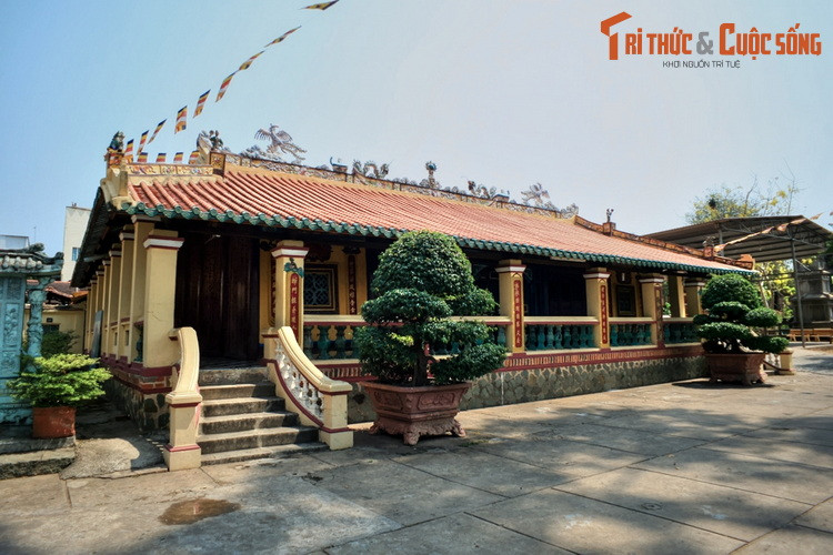 Lúc đầu chùa được xây trên một ngọn đồi. Trong cuộc xâm lược của thực dân Pháp ở Nam Bộ năm 1861, chùa đã bị phá hủy. Sau đó công trình được tái thiết dưới chân đồi cách vị trí cũ khoảng 100 mét. Từ đó đến nay, chùa đã được được trùng tu và mở rộng nhiều lần.