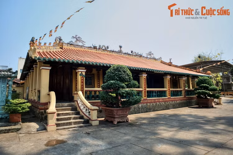 Lúc đầu chùa được xây trên một ngọn đồi. Trong cuộc xâm lược của thực dân Pháp ở Nam Bộ năm 1861, chùa đã bị phá hủy. Sau đó công trình được tái thiết dưới chân đồi cách vị trí cũ khoảng 100 mét. Từ đó đến nay, chùa đã được được trùng tu và mở rộng nhiều lần.