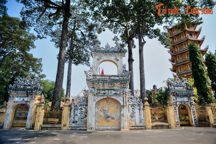 Tọa lac ở 35 Yersin, phường Phú Cường, thành phố Thủ Dầu Một, tỉnh Bình Dương, chùa Hội Khánh là một trong những ngôi chùa lớn và nổi tiếng nhất của khu vực Đông Nam Bộ.