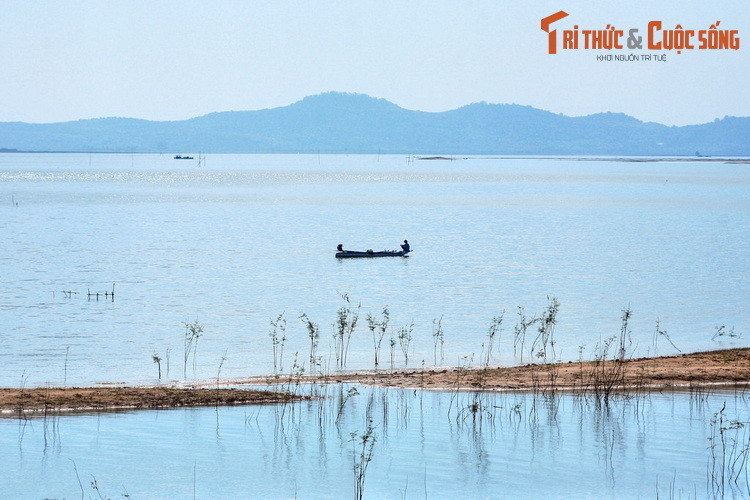  2. Hồ Dầu Tiếng. Nằm trên địa phận huyện Dương Minh Châu và một phần nhỏ trên địa phận huyện Tân Châu, thuộc tỉnh Tây Ninh, hồ Dầu Tiếng là một trong những hồ nước nhân tạo lớn nhất của Việt Nam và Đông Nam Á.