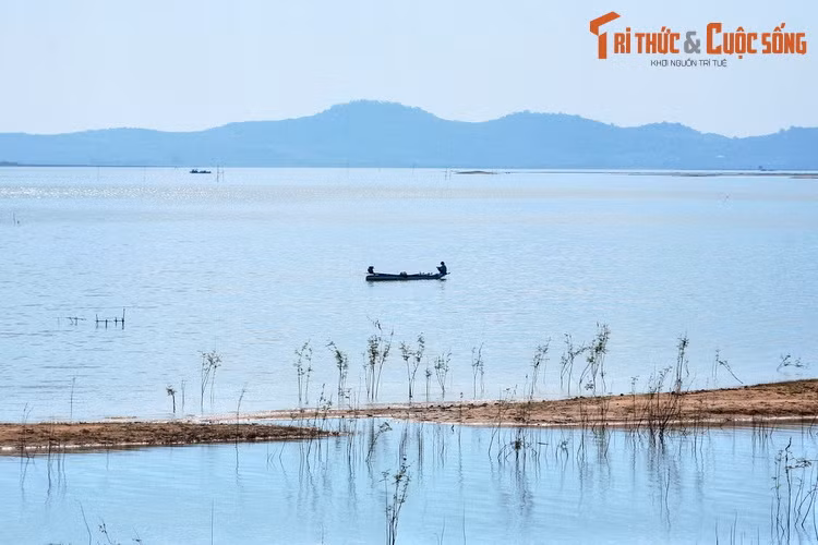  2. Hồ Dầu Tiếng. Nằm trên địa phận huyện Dương Minh Châu và một phần nhỏ trên địa phận huyện Tân Châu, thuộc tỉnh Tây Ninh, hồ Dầu Tiếng là một trong những hồ nước nhân tạo lớn nhất của Việt Nam và Đông Nam Á.