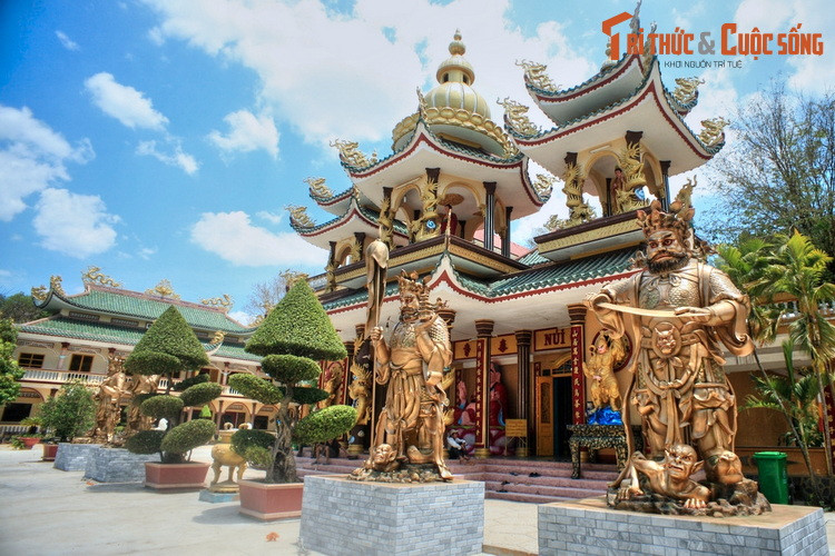 Ven bờ hồ còn có những địa danh thăm quan hấp dẫn như núi Cậu, chùa Thái Sơn, suối Trúc… Những năm gần đây, hồ Dầu Tiếng đã được đầu tư phát triển du lịch để trở thành một điểm đến hấp dẫn của tỉnh Tây Ninh.