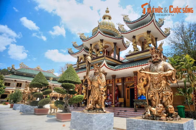 Ven bờ hồ còn có những địa danh thăm quan hấp dẫn như núi Cậu, chùa Thái Sơn, suối Trúc… Những năm gần đây, hồ Dầu Tiếng đã được đầu tư phát triển du lịch để trở thành một điểm đến hấp dẫn của tỉnh Tây Ninh.