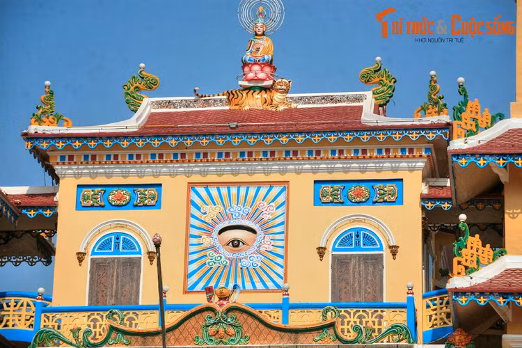 Tổng thể công trình mang hình tượng Long Mã bái sư. Mặt tiền Tòa Thánh như đầu Long Mã nhìn thẳng về phía Tây. Hai lầu chuông và trống vươn lên như hai sừng nhọn... Một điều đặc biệt là công trình này được xây dựng bằng bê tông cốt tre chứ không phải cốt thép.