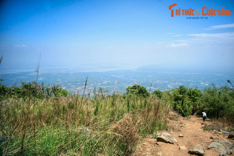 Du khách có thể chinh phục đỉnh Bà Đen bằng một số lối mòn. Từ đỉnh núi có thể quan sát một vùng rộng lớn của Tây Ninh với những thửa ruộng mênh mông và hồ Dầu Tiếng trải rộng đến đường chân trời...