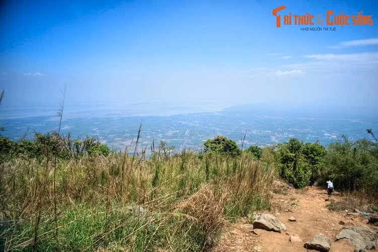 Du khách có thể chinh phục đỉnh Bà Đen bằng một số lối mòn. Từ đỉnh núi có thể quan sát một vùng rộng lớn của Tây Ninh với những thửa ruộng mênh mông và hồ Dầu Tiếng trải rộng đến đường chân trời...