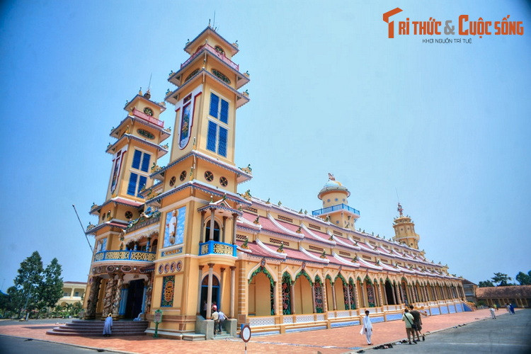  3. Tòa thánh Tây Ninh. Được khánh thành năm 1947, Tòa thánh Tây Ninh là trung tâm hành lễ của đạo Cao Đài, được coi là một trong những kiến trúc tôn giáo độc đáo nhất trên thế giới.