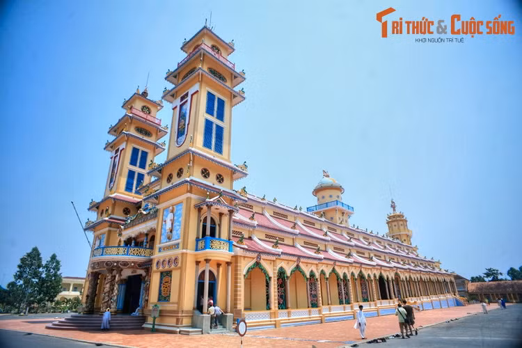  3. Tòa thánh Tây Ninh. Được khánh thành năm 1947, Tòa thánh Tây Ninh là trung tâm hành lễ của đạo Cao Đài, được coi là một trong những kiến trúc tôn giáo độc đáo nhất trên thế giới.