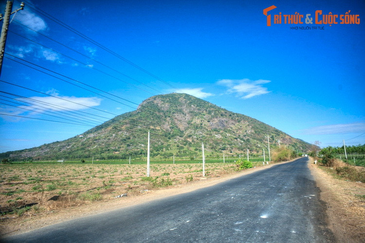 Đây là một quần thể gồm 3 ngọn núi nằm liền kề nhau là núi Heo, núi Phụng và núi Bà Đen trên diện tích 24 km². Trong đó, đỉnh Bà Đen cao 986 mét được mệnh danh là “nóc nhà của Nam Bộ”.