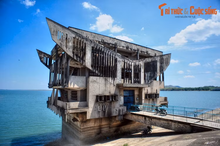 Sau khi hoàn thành, hồ Dầu Tiếng ghi nhiều kỷ lục như hồ chứa thủy nông nhân tạo lớn nhất Đông Nam Á, có diện tích tưới lớn nhất... Đây cũng là một thắng cảnh nổi tiếng với không gian rộng lớn, quang cảnh thiên nhiên đẹp và thơ mộng.