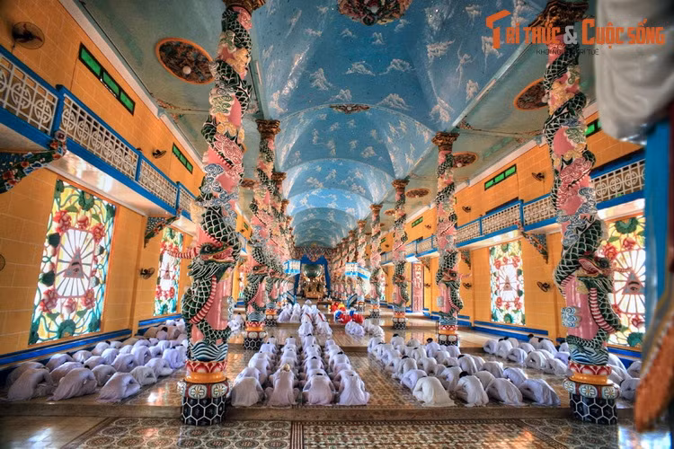 Không gian bên trong Tòa thánh cao rộng, được trang trí đặc sắc với nhiều biểu tượng tôn giáo của đạo Cao Đài. Khu chính điện là nơi thờ Thiên Nhãn – biểu trưng cho con mắt của Thượng Đế nhìn thấy rõ tất cả những hành vi thiện ác của khắp nhân gian, để khen thưởng hay xử phạt.