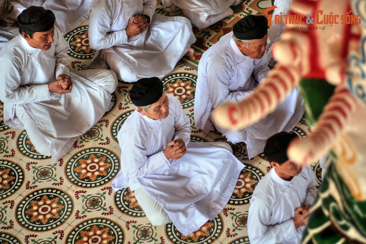 Với kiến trúc độc đáo, thể hiện một sự dung hòa của nhiều yếu tố tâm linh từ Đông sang Tây, Tòa Thánh Tây Ninh không chỉ là nơi hành hương của các tín đồ đạo Cao Đài mà còn thu hút một lượng lớn du khách trong và ngoài nước tới tham quan mỗi năm.