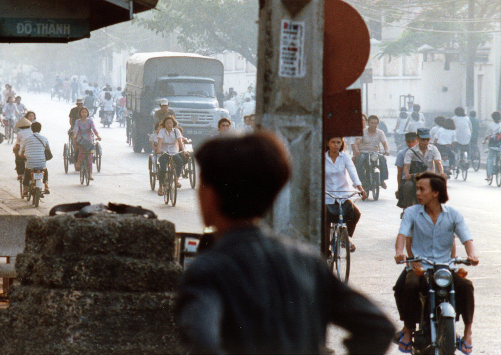 Giao thông giờ cao điểm trên đường phố TP. HCM năm 1988. Ảnh: Diligam_te Flickr.