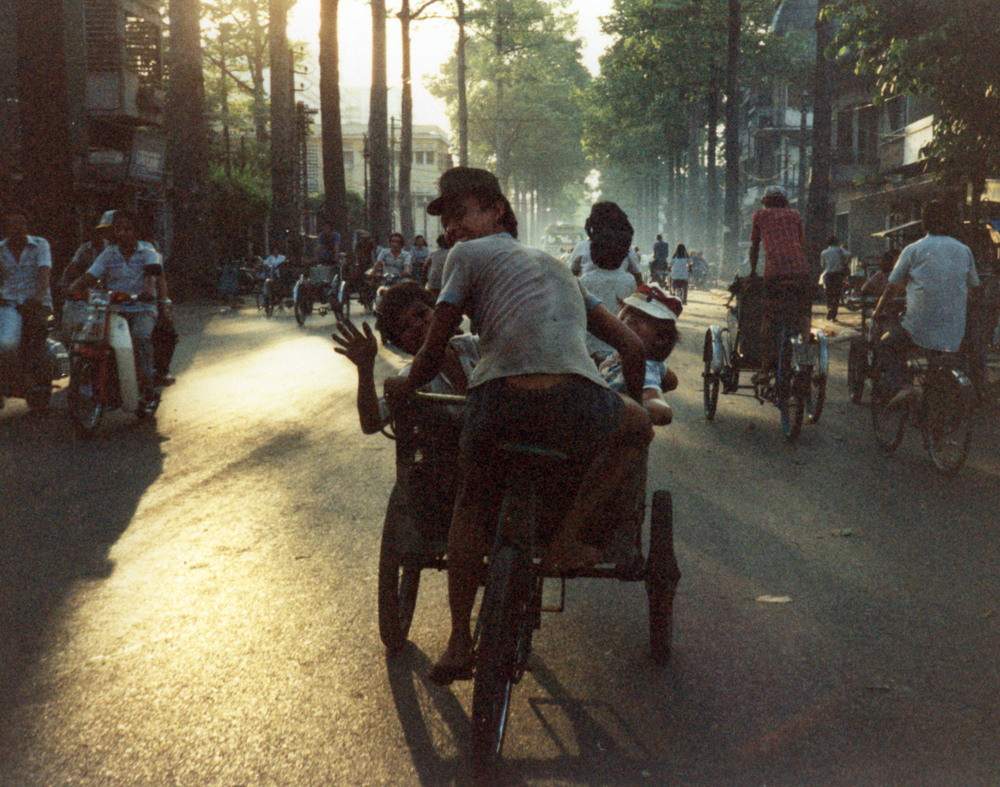 Cuốc xích lô của các thiếu niên đường phố.