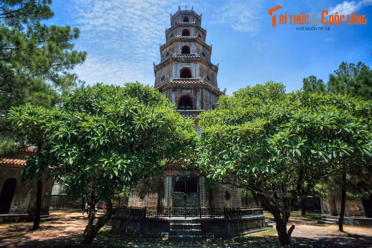 Nét đáng chú ý trong kiến trúc của tháp là các chi tiết trang trí bằng pháp lam - sản phẩm cao cấp phủ men màu đa sắc lên cốt kim loại - chỉ tồn tại ở Huế từ đời Minh Mạng đến đời Tự Đức. Đó là các hình ngọn lửa nơi góc đao mái mỗi tầng và bình cam lồ bằng đồng trên đỉnh tháp.