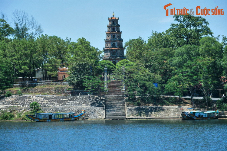 2. Gắn liền với chùa Thiên Mụ, tháp Phước Duyên là một biểu tượng nổi tiếng của Cố đô Huế kể từ thời nhà Nguyễn đến nay. Theo sử sách, tháp được xây dựng ở phía trước chùa Thiên Mụ vào năm 1844, nhân ngày lễ bát tuần của Thái Hoàng Thái Hậu Nhân Tuyên Tử Khánh.