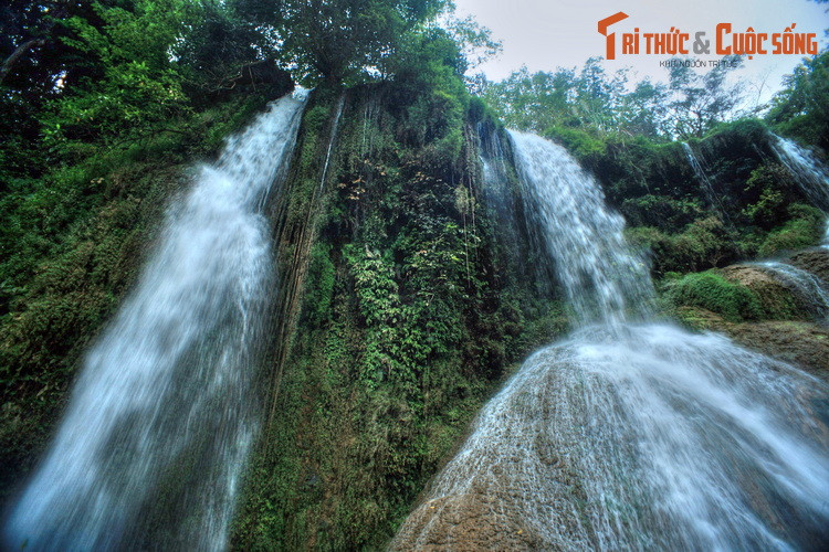 Dòng thác này nằm trên dòng suối Vặt, khởi nguồn từ hai khe nước Bó Co Lắm và Bo Ta Cháu ở bản Vặt, một bản có lịch sử rất lâu đời của người dân tộc Thái. Thác cao khoảng hơn 100 mét và được chia thành hai phần.