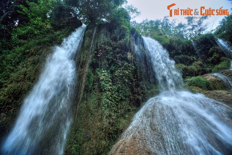 Dòng thác này nằm trên dòng suối Vặt, khởi nguồn từ hai khe nước Bó Co Lắm và Bo Ta Cháu ở bản Vặt, một bản có lịch sử rất lâu đời của người dân tộc Thái. Thác cao khoảng hơn 100 mét và được chia thành hai phần.