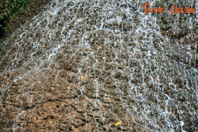 Thác Dải Yếm đẹp nhất vào khoảng tháng 4 đến tháng 10 hàng năm, vì lúc này lưu lượng nước đổ về đây rất lớn, khiến dòng chảy mạnh tạo nên bức màn nước trắng xóa, vừa hùng vĩ vừa thơ mộng.