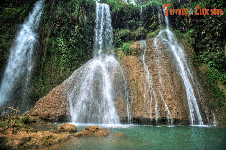 Còn có các tên gọi khác là thác Nàng, thác Bản Vặt, Thác Dải Yếm nằm ở địa phận xã Mường La, huyện Mộc Châu, tỉnh Sơn La. Thác mang tên là Dải Yếm bởi theo truyền thuyết, thác là dải yếm của người con gái cứu chàng trai thoát khỏi dòng nước lũ.