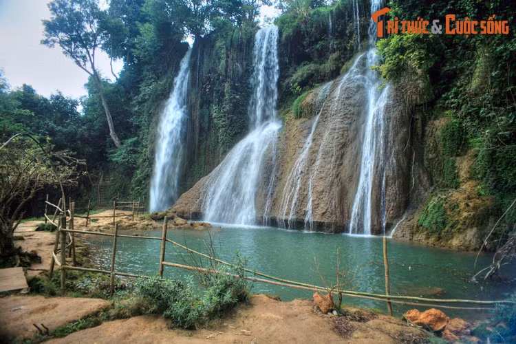 Ngăn cách giữa hai phần thác là một bãi đất phẳng rất thuận tiện cho việc thăm quan, ngắm cảnh của khách du lịch.