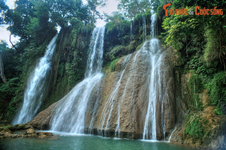 Khung cảnh thiên nhiên tuyệt vời cùng bầu không khí trong lành, mát mẻ khiến du khách ghé thăm dòng thác nổi tiếng Mộc Châu đắm chìm trong cảm giác sảng khoái khó tả, không muốn phải rời khỏi chốn địa đàng trần thế này một chút nào...
