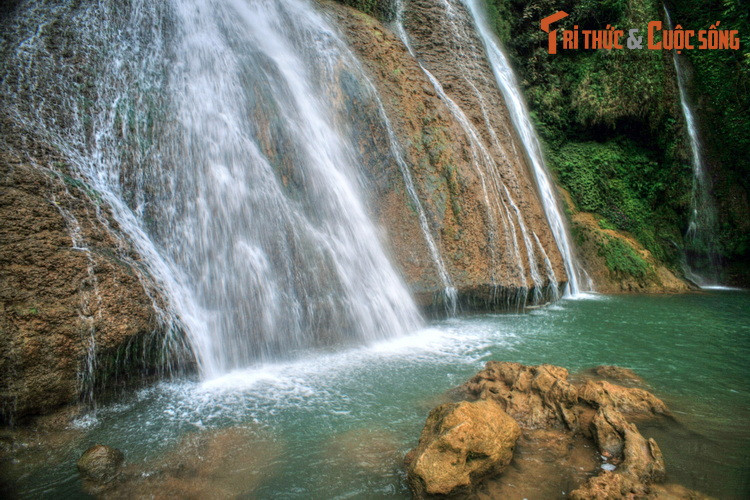 Điểm tô cho dòng thác là vô vàn những phiến đá có hình dạng phong phú, gợi lên nhiều sự liên tưởng tùy theo trí tưởng tượng của mỗi người.