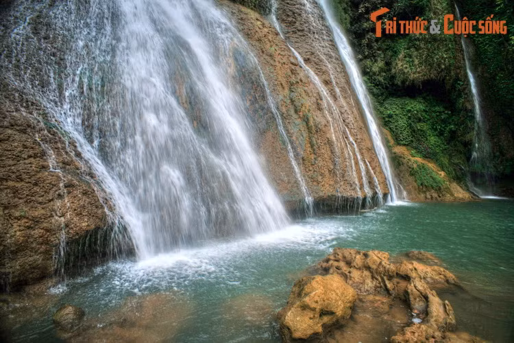 Điểm tô cho dòng thác là vô vàn những phiến đá có hình dạng phong phú, gợi lên nhiều sự liên tưởng tùy theo trí tưởng tượng của mỗi người.