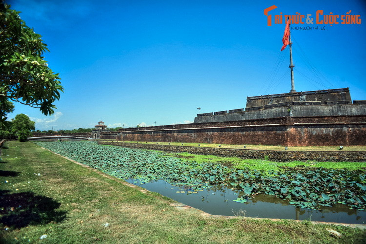  1. Kinh thành. "Kinh thành" theo nghĩa rộng là nơi đóng đô của nhà Nguyễn, còn theo nghĩa hẹp thì đây là tòa thành ngoài cùng, lớn nhất trong các vòng thành của Cố đô Huế. Ban đầu Kinh thành được đắp bằng đất, đến cuối thời vua Gia Long mới được gia cố bằng gạch.