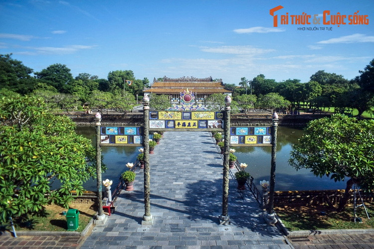 Nằm ở trung tâm của Hoàng thành, điện Thái Hòa là nơi đặt ngai vàng của vua, được coi là công trình biểu tượng cho quyền lực của nhà Nguyễn. Công trình đáng chú ý khác ở Hoàng thành là Thế Miếu, nơi thờ các vị vua triều Nguyễn.