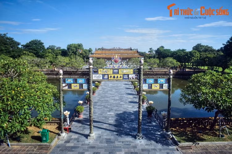 Nằm ở trung tâm của Hoàng thành, điện Thái Hòa là nơi đặt ngai vàng của vua, được coi là công trình biểu tượng cho quyền lực của nhà Nguyễn. Công trình đáng chú ý khác ở Hoàng thành là Thế Miếu, nơi thờ các vị vua triều Nguyễn.