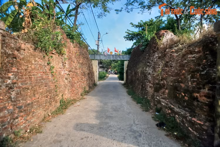  4. Trấn Bình đài. Nằm bên một khúc ngoặt của sông Hương ở Đông Bắc Kinh thành Huế, Trấn Bình đài là một tòa thành phụ của Kinh thành, có thể được coi là tòa thành thứ tư, sau ba tòa thành đã đề cập ở trên.