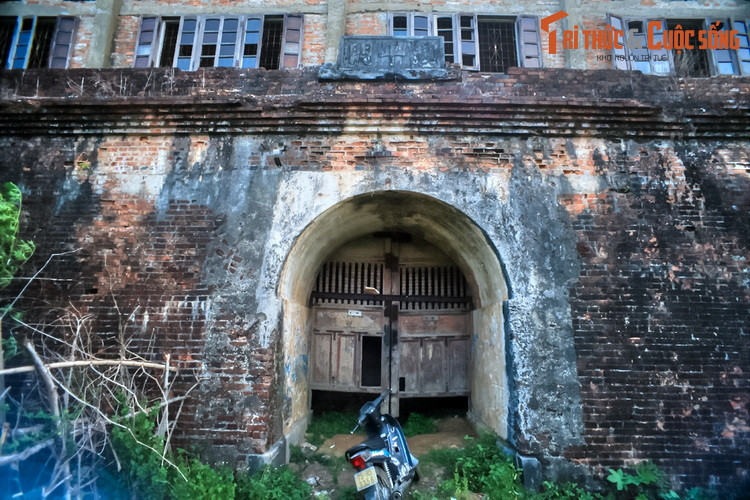 Trấn Bình đài có hai cửa là Trấn Bình môn và Trường Định môn, được trổ xuyên qua thân tường thành, chứ không xây vọng lâu ở bên trên như các cửa của Kinh thành.