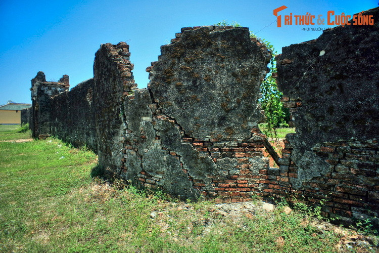 Cùng với Đại Cung Môn, xưa kia khu vực Tử cấm thành có rất nhiều công trình hoành tráng như điện Kiến Trung, điện Cần Chánh, điện Càn Thành... Tiếc rằng các kiến trúc này đều đã bị phá hủy trong hai cuộc chiến tranh chống Pháp và Mỹ.