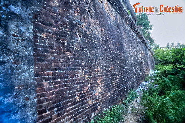 Công trình vốn là một vòng thành đắp có từ đầu thời Gia Long, được xây kiên cố bằng gạch vào thời Minh Mạng. Thành có chu vi 1.048 mét, tường thành cao 5,10 mét dày gần 15 mét, có nhiều ụ đặt súng đại bác và kho đạn, điếm canh. Ngoài tường thành có hào rộng và sâu.