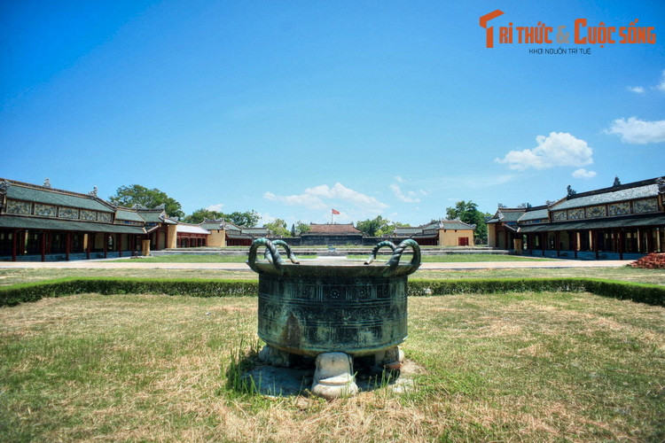  3. Tử cấm thành. Tử cấm thành là vòng thành trong cùng, nằm trong lòng Hoàng thành, cùng với Hoàng thành tạo nên khu vực gọi là Đại Nội. Công trình này ban đầu gọi là Cung Thành, đến thời Minh Mạng đổi tên thành Tử cấm thành, nghĩa là “Tòa thành cấm màu tía”.