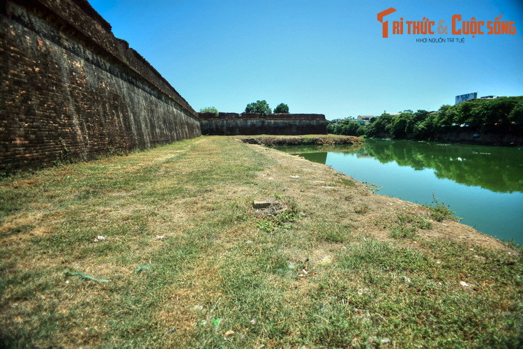 Bên ngoài vòng thành có một hệ thống hào rộng và sâu bao bọc. Phía ngoài các hào nước còn có hệ thống sông đào (Hộ Thành Hà) gồm các sông Đông Ba, sông Kẻ Vạn và sông Cửa Hậu, vừa mang chức năng bảo vệ vừa có chức năng giao thông đường thủy, có tổng chiều dài hơn 7 km