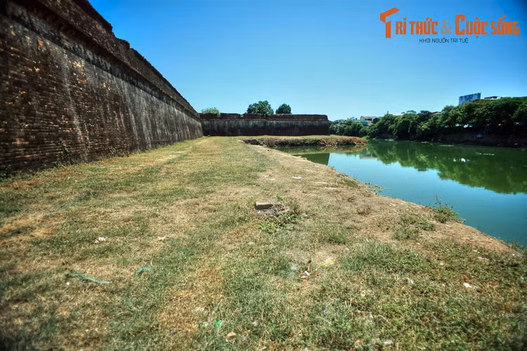 Bên ngoài vòng thành có một hệ thống hào rộng và sâu bao bọc. Phía ngoài các hào nước còn có hệ thống sông đào (Hộ Thành Hà) gồm các sông Đông Ba, sông Kẻ Vạn và sông Cửa Hậu, vừa mang chức năng bảo vệ vừa có chức năng giao thông đường thủy, có tổng chiều dài hơn 7 km