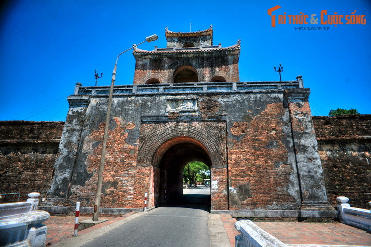 Theo đo đạc, Kinh thành Huế có chu vi gần 10 km. Tường thành cao trung bình 6,6 mét, dày 21 mét được xây khúc khuỷu với những pháo đài được bố trí cách đều nhau, kèm theo các pháo nhãn, đại bác, kho đạn. Công trình có tất cả 13 cửa.