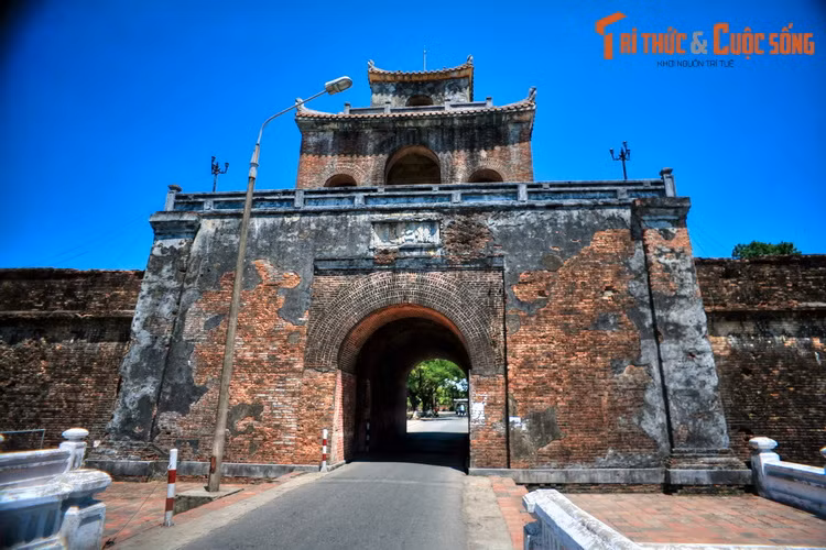 Theo đo đạc, Kinh thành Huế có chu vi gần 10 km. Tường thành cao trung bình 6,6 mét, dày 21 mét được xây khúc khuỷu với những pháo đài được bố trí cách đều nhau, kèm theo các pháo nhãn, đại bác, kho đạn. Công trình có tất cả 13 cửa.