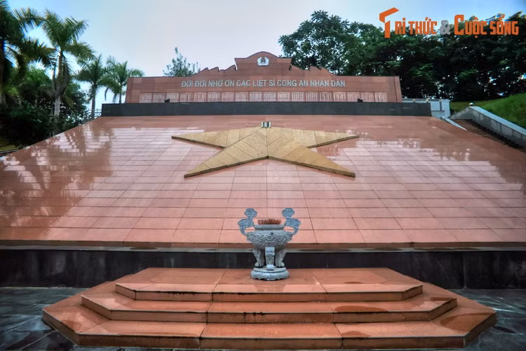 Theo tư liệu lưu trữ của ngành Công an, đầu năm 1947, Nha Công an chuyển từ Hà Nội lên Phú Thọ, tháng 4/1947 thỉ chuyển đến thôn Đồng Đon ở tỉnh Tuyên Quang. Để đảm bảo bí mật, Nha Công an Trung ương mang mật danh là “Nhà ông cả Nhã”.