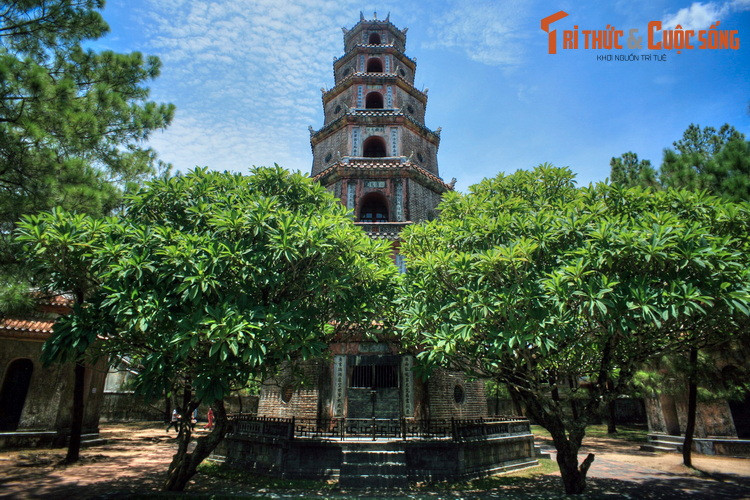 Nét đáng chú ý trong kiến trúc của tháp là các chi tiết trang trí bằng pháp lam - sản phẩm cao cấp phủ men màu đa sắc lên cốt kim loại - chỉ tồn tại ở Huế từ đời Minh Mạng đến đời Tự Đức. Đó là các hình ngọn lửa nơi góc đao mái mỗi tầng và bình cam lồ bằng đồng trên đỉnh tháp.